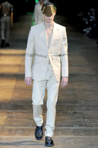Look 3